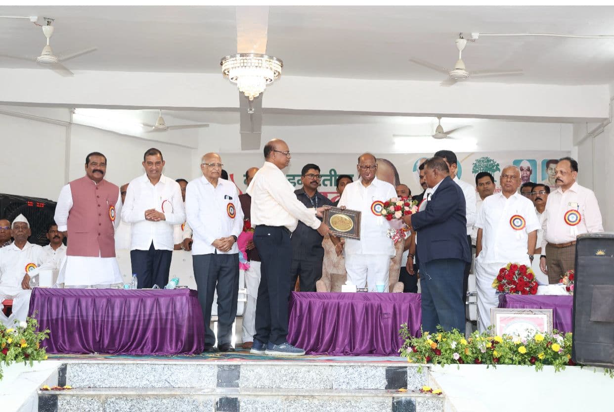 Receiving a commemorative award during a public felicitation event